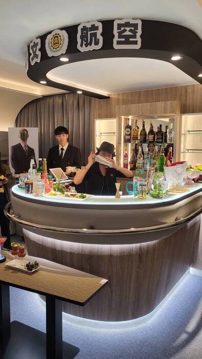 【最新消息】A380空中酒廊真實還原！景文科大打造頭等艙貴賓體驗 高空調酒、和服服務、開飛機一次滿足圖片